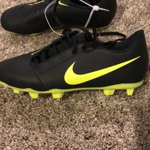Nike Phantom boys soccer cleats size 3.5Y